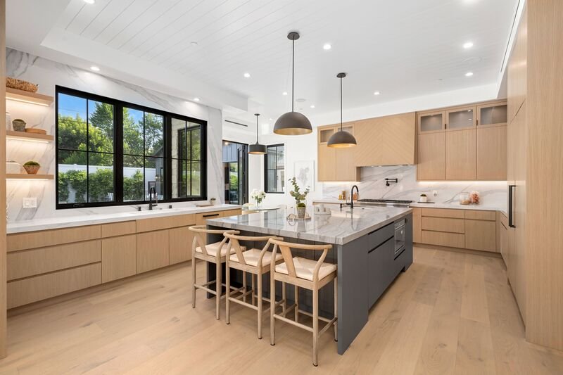 cocina muy amplia con muebles de madera