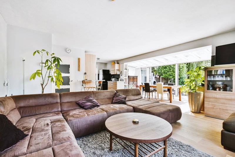 Salón de una casa amplia y luminosa